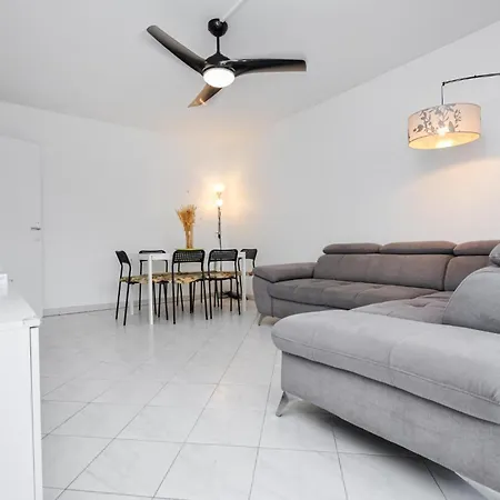 Apartment 1 Bedroom Stunning In *